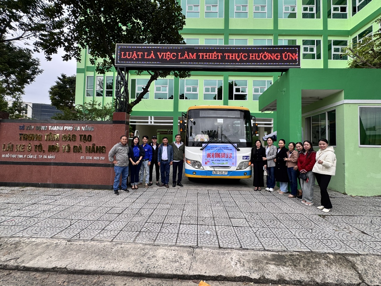 HÀNH TRÌNH TRAO YÊU THƯƠNG: TRUNG TÂM ĐÀO TẠO LÁI XE ĐÀ NẴNG ĐỒNG HÀNH CÙNG BÀ CON VÙNG LŨ