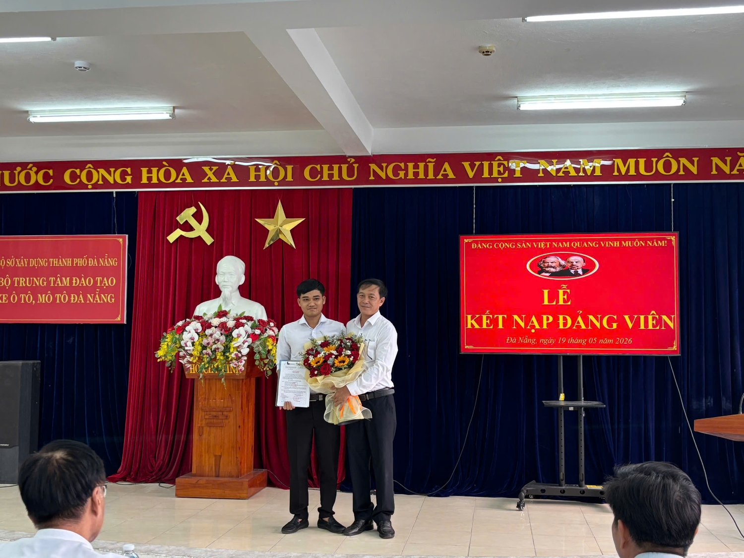 TẶNG HOA CHÚC MỪNG
