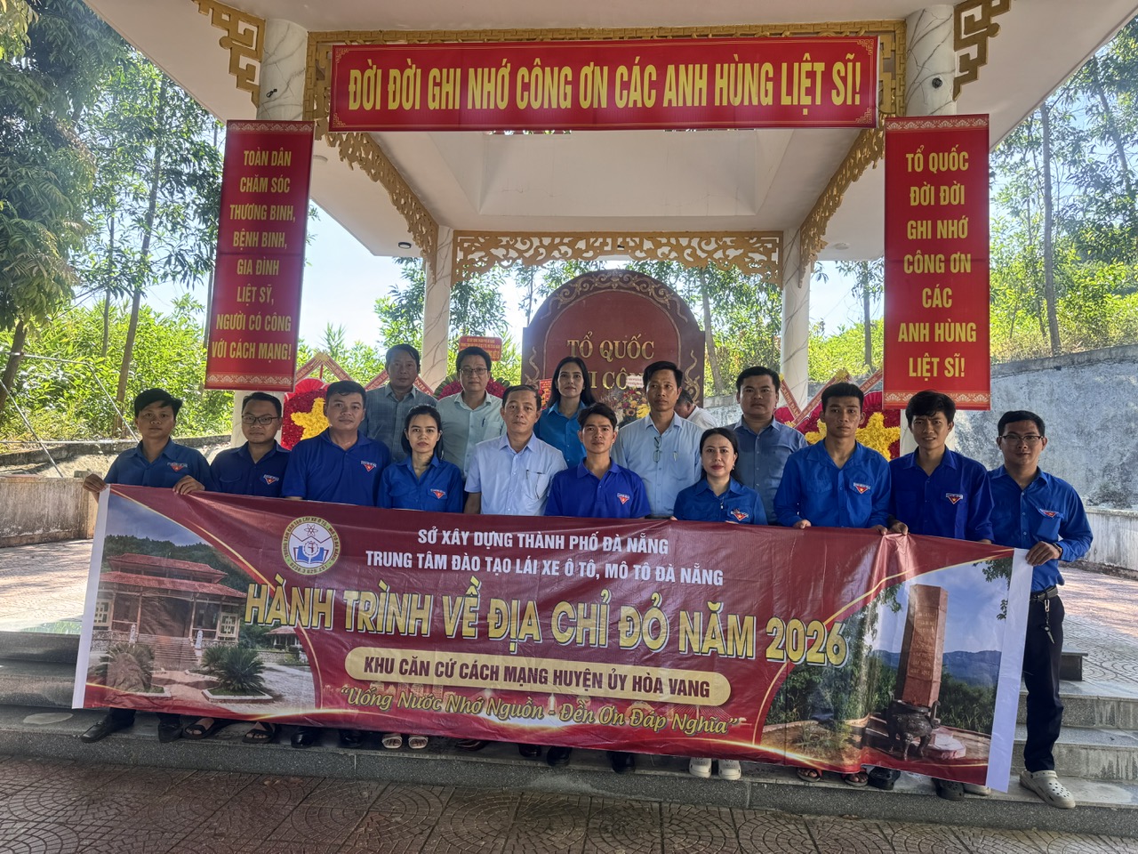TRUNG TÂM ĐÀO TẠO LÁI XE Ô TÔ, MÔ TÔ ĐÀ NẴNG TỔ CHỨC HOẠT ĐỘNG “UỐNG NƯỚC NHỚ NGUỒN – ĐỀN ƠN ĐÁP NGHĨA”