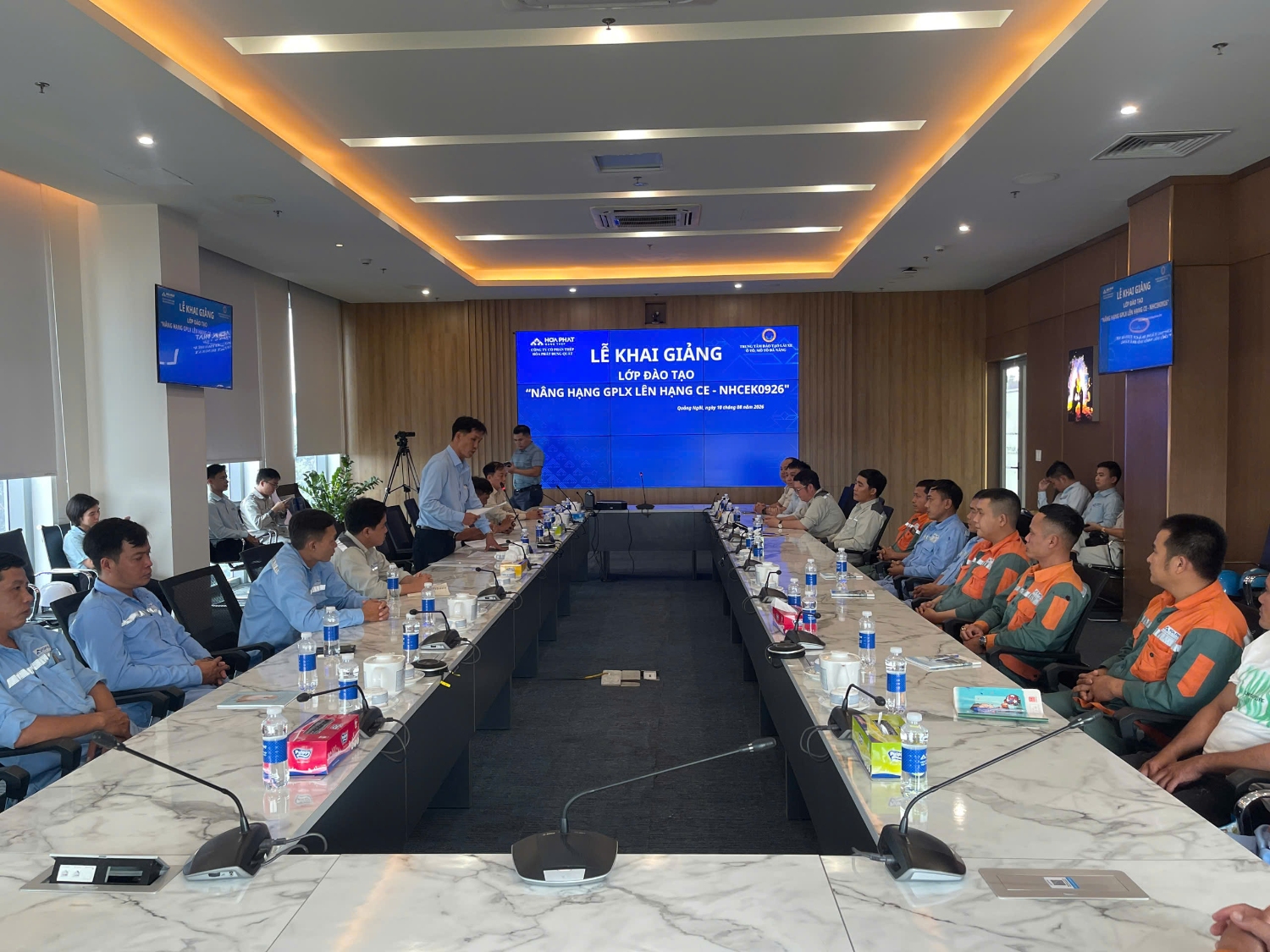 KHAI GIẢNG KHÓA ĐÀO TẠO LÁI XE Ô TÔ NÂNG HẠNG CE CHO NGƯỜI LAO ĐỘNG CÔNG TY CỔ PHẦN THÉP HÒA PHÁT DUNG QUẤT